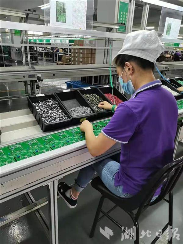 全天候智能产线提速 记者“云参观”精伦电子生产车间看制造业韧性——（原文 记者'云参观'精伦电子生产车间——为达全年目标24小时不停工）